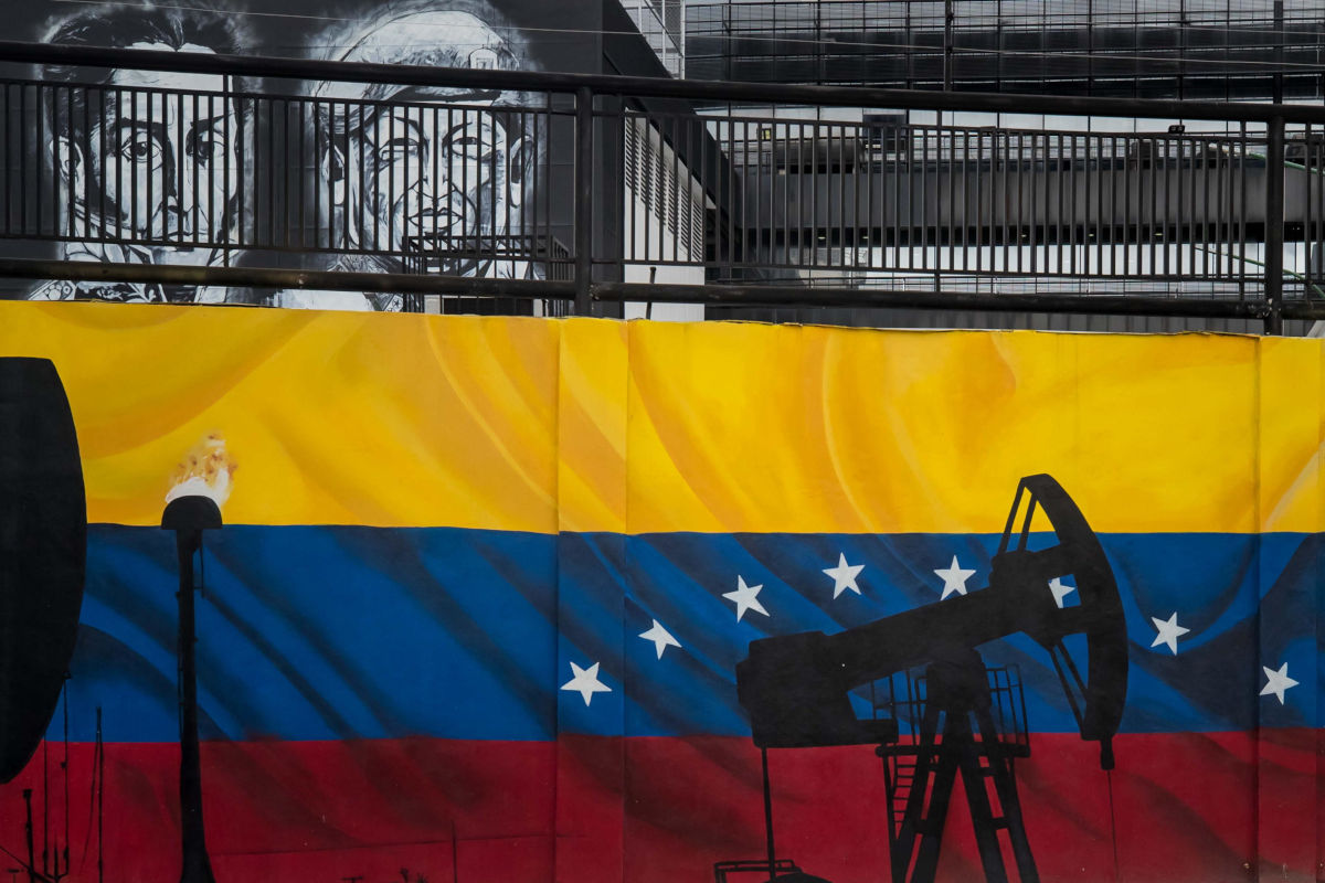 Murale con bandiera del Venezuela e petrolio