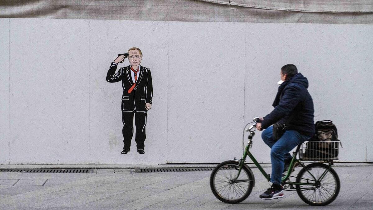 Un murales rappresenta Vladimir Putin come un pazzo suicida