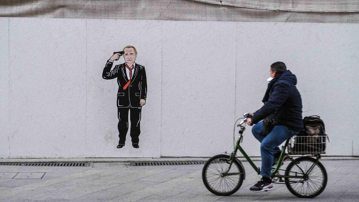 Un murales rappresenta Vladimir Putin come un pazzo suicida