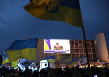 Israeliani radunati in piazza Habima, Tel Aviv, ascoltano il discorso del presidente ucraino Volodymir Zelensky, 20 marzo 2022