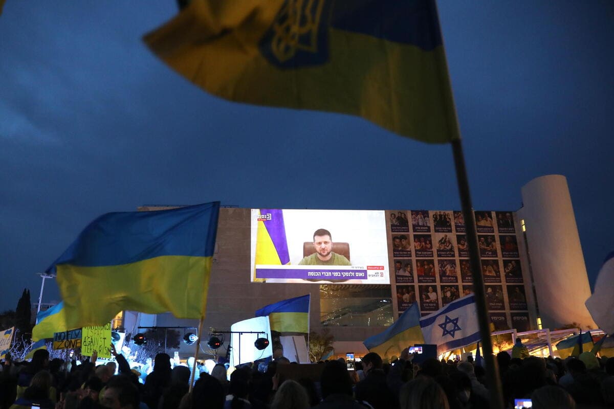 Israeliani radunati in piazza Habima, Tel Aviv, ascoltano il discorso del presidente ucraino Volodymir Zelensky, 20 marzo 2022