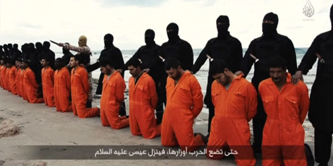 Un frame del video del martirio dei 21 cristiani copti martirizzati dall’Isis a Sirte, Libia
