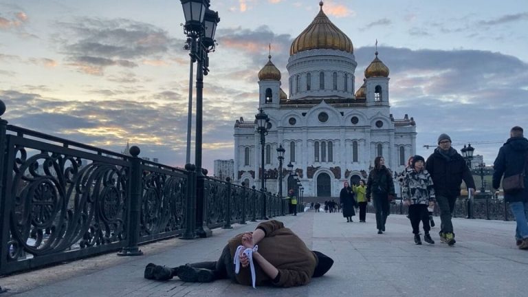 Russia. Arresti, multe, persecuzioni contro si oppone alla guerra
