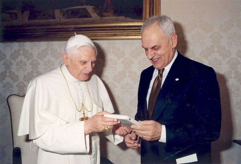 Auguri Benedetto XVI, «il Papa che ci ha insegnato che il cristianesimo non è una teoria»