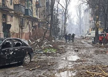 Strade di Mariupol, Ucraina, devastate dai bombardamenti russi
