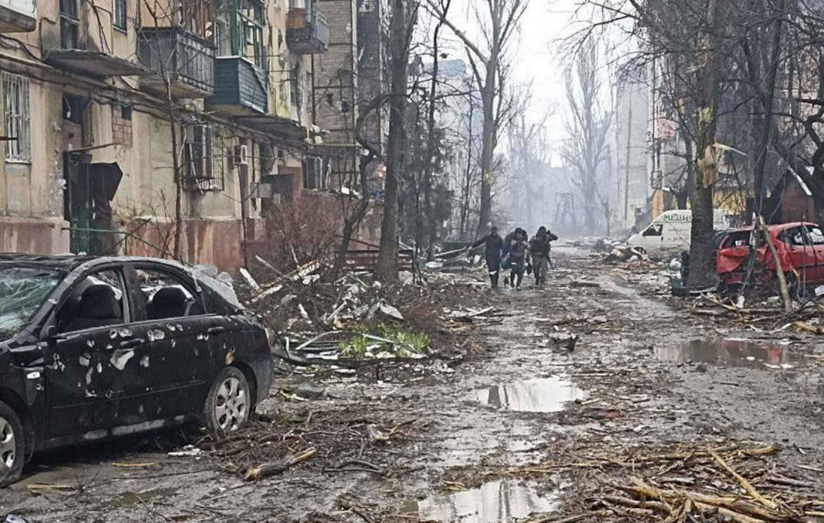 Strade di Mariupol, Ucraina, devastate dai bombardamenti russi