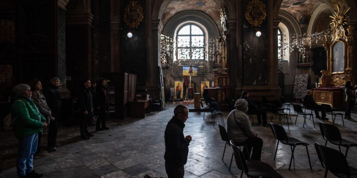 Fedeli in preghiera in una chiesa ortodossa a Leopoli, Ucraina