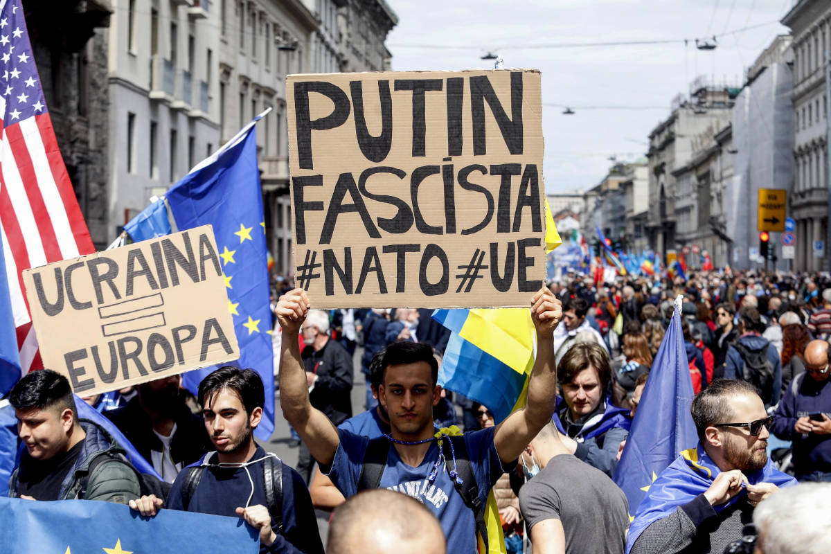 Slogan contro Putin e pro Ucraina al corteo del 25 aprile 2022 a Milano
