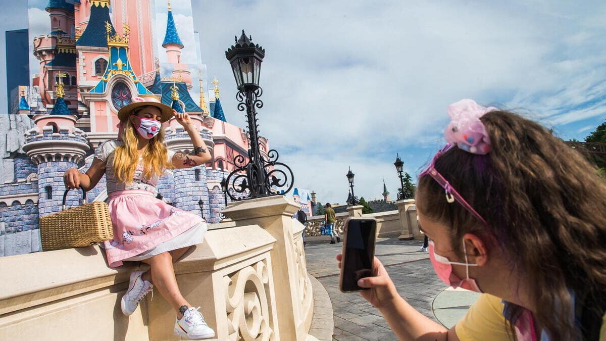 Bambine a Disneyland Paris, il parco Disney a Marne-la-Vallee in Francia