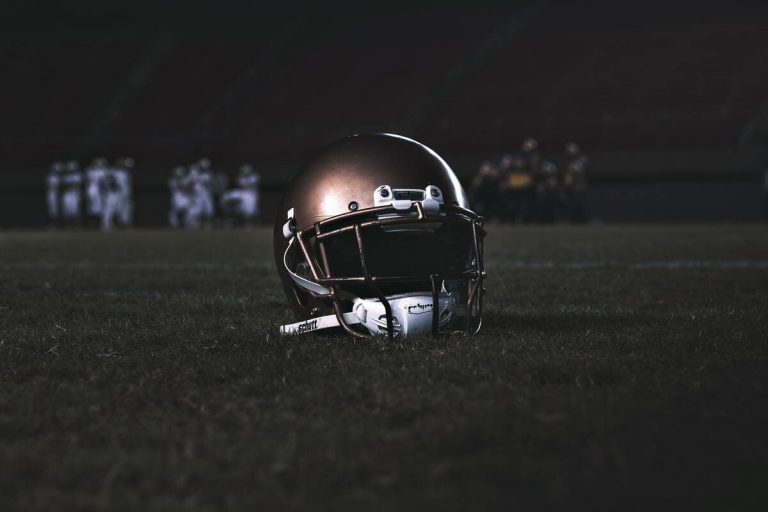 Il coach di football licenziato perché pregava e la libertà religiosa in America