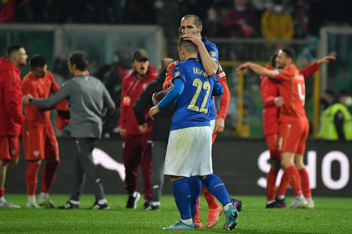 Giorgio Chiellini e Giacomo Raspadori