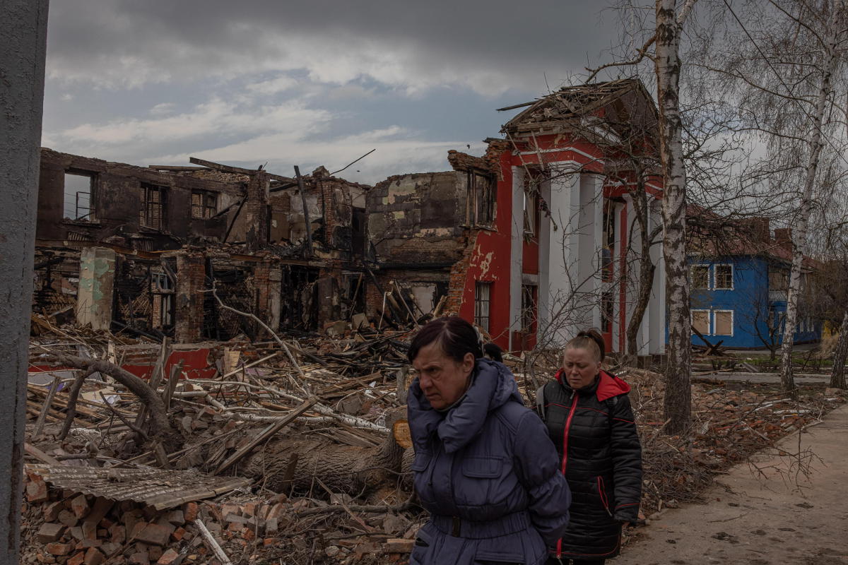 Le rovine di un liceo bombardato dai russi a Kharkiv, Ucraina