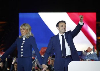 Emmanuel Macron festeggia per la vittoria alle elezioni presidenziali in Francia