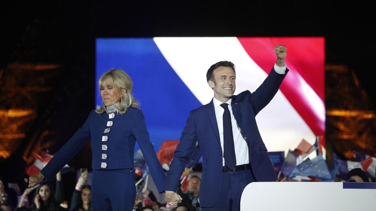 Emmanuel Macron festeggia per la vittoria alle elezioni presidenziali in Francia
