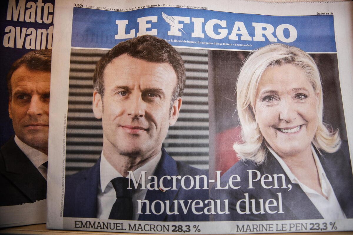 Emmanuel Macron e Marine Le Pen sulla prima pagina del Figaro dopo l'esito del primo turno delle presidenziali francesi, 11 aprile 2022
