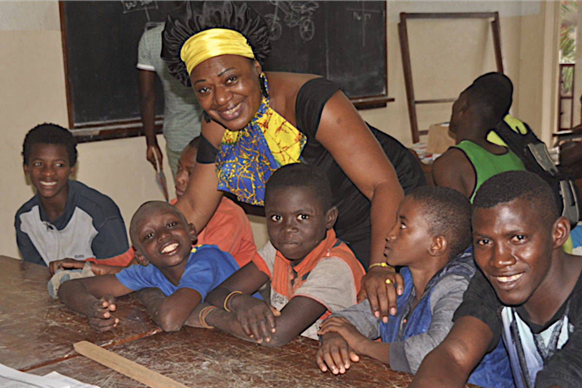 Mireille Yoga con alcuni ospiti del Centro Edimar a Yaoundé, Camerun