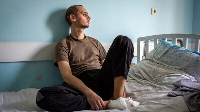 Ucraina. Nikita, rapito e torturato dai russi: «Sono fortunato, ho solo i piedi amputati»
