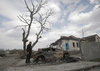 Danni di un bombardamento dei russi a Ulica Szkolna, nell’oblast di Kiev,