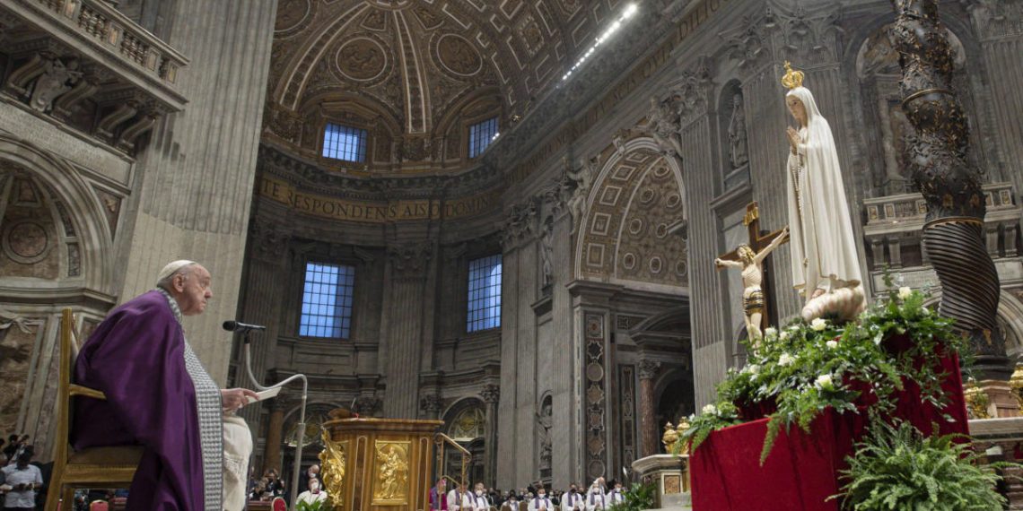 Papa Francesco in San Pietro davanti alla statua della Madonna di Fatima