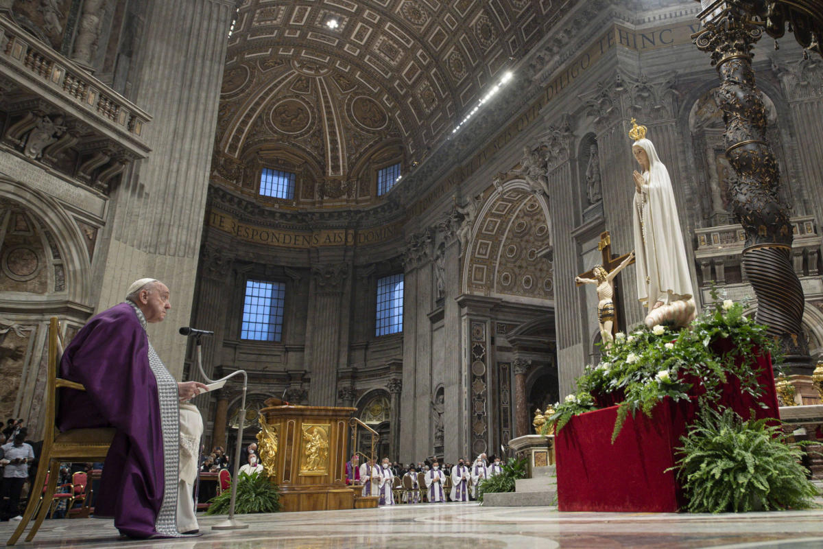 Papa Francesco in San Pietro davanti alla statua della Madonna di Fatima