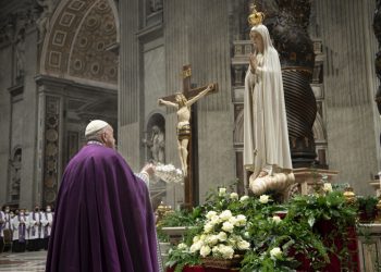 Papa Francesco davanti alla statua della Madonna di Fatima