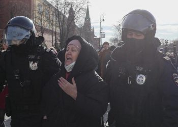 Manifestanti a Mosca, Russia, vengono portati via dalla polizia per aver protestato contro la guerra protestano contro la guerra in Ucraina e contro Putin
