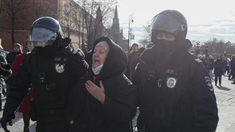 Putin ha un consenso stellare in Russia, ma c’è chi osa protestare