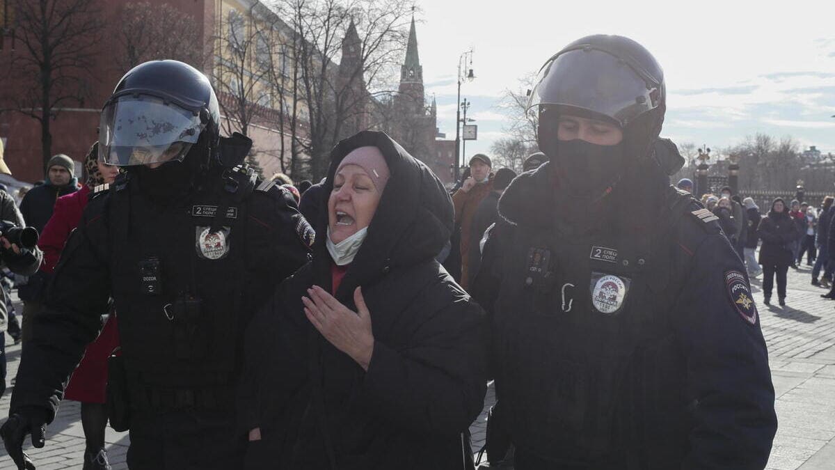 Manifestanti a Mosca, Russia, vengono portati via dalla polizia per aver protestato contro la guerra protestano contro la guerra in Ucraina e contro Putin