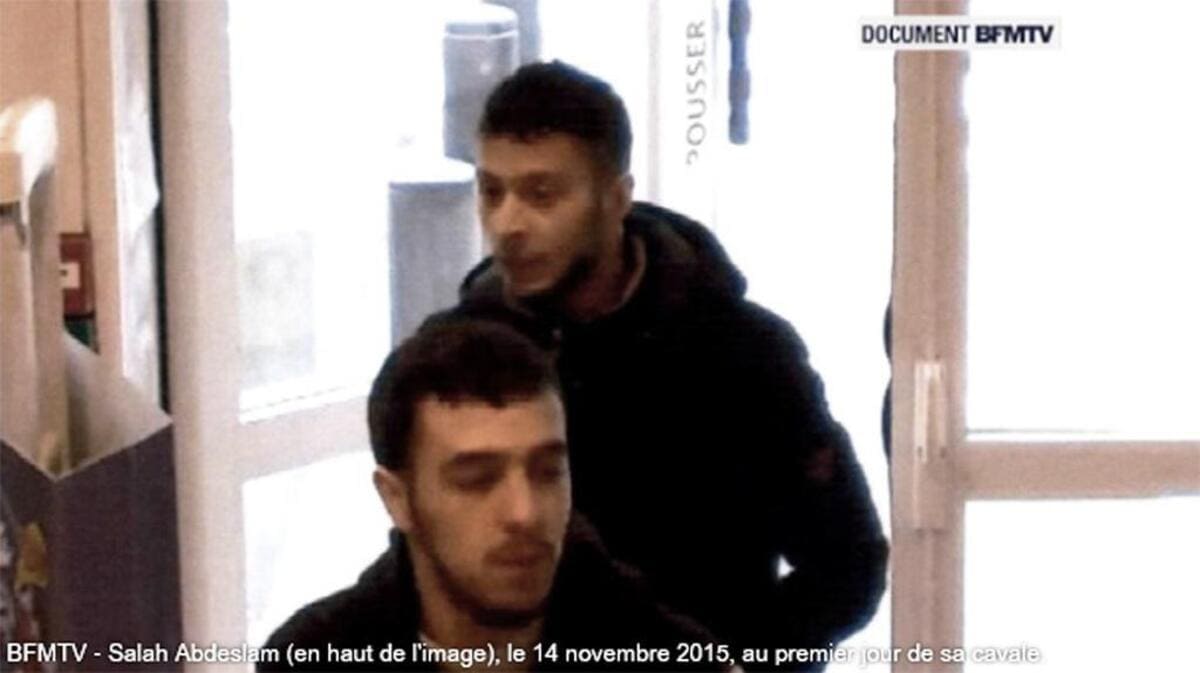 Salah Abdeslam, in alto, e Hamza Attou, in una stazione di servizio vicino al confine con il Belgio poche ore dopo la strage, 11 gennaio 2016
