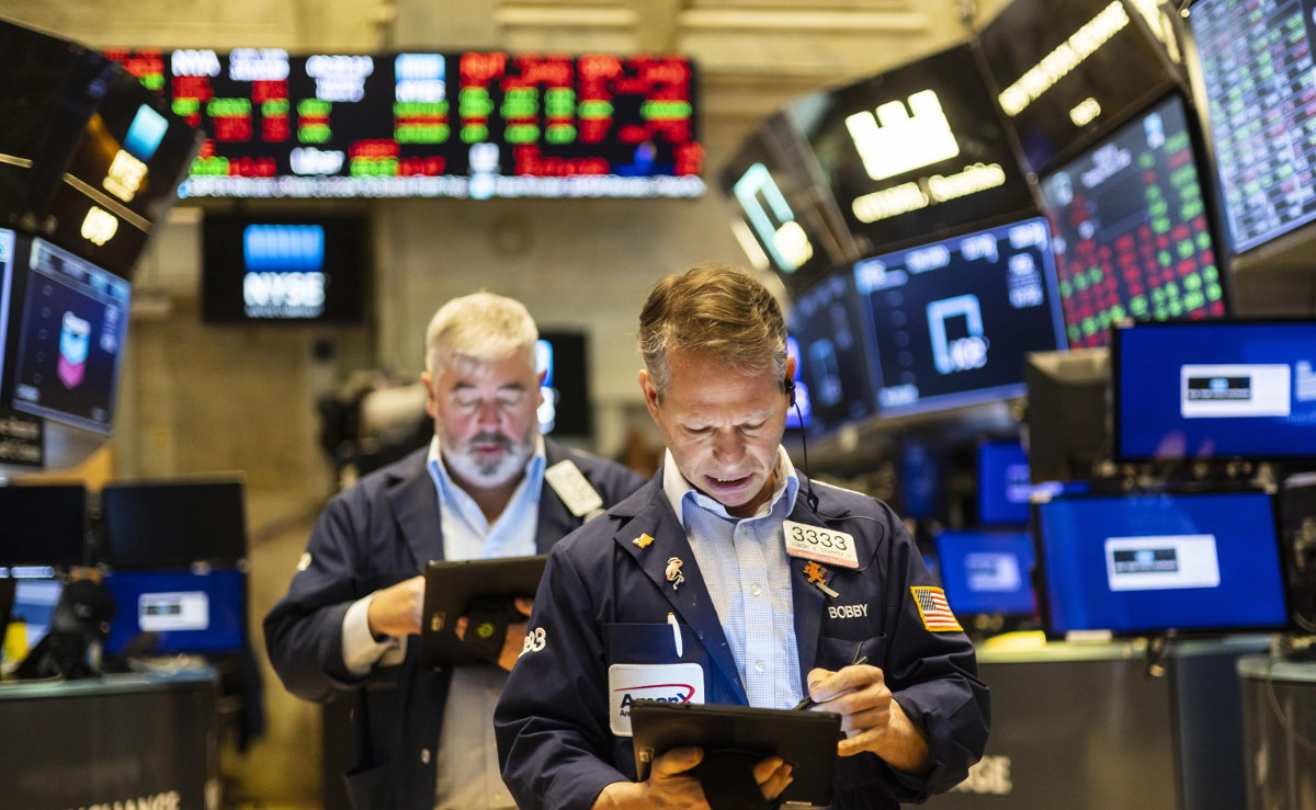 Due trader al lavoro nella Borsa di New York