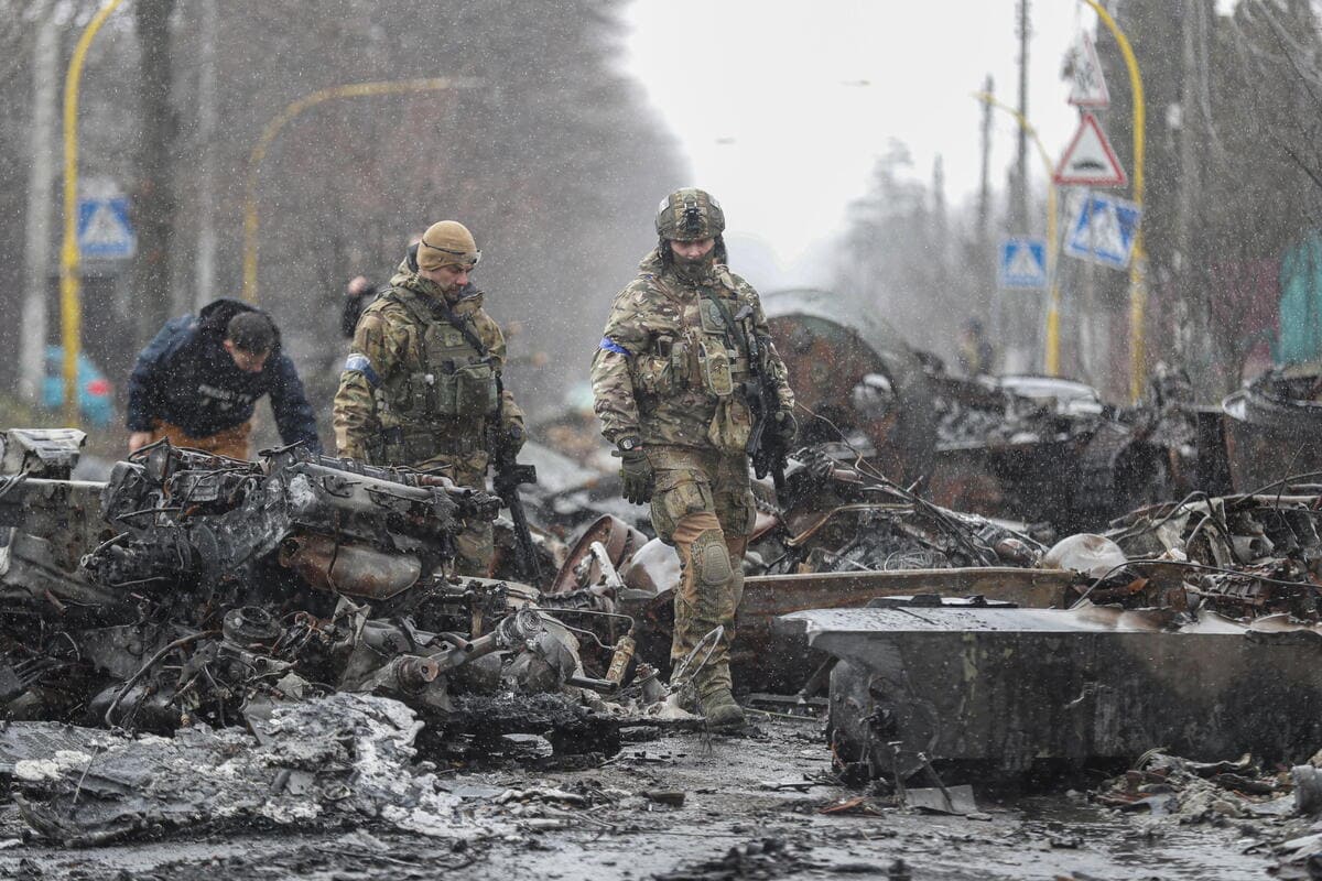 Soldati ucraini a Bucha, 3 aprile 2022