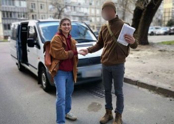 Anastasia insieme al proprietario del furgoncino con il quale ha viaggiato a Mariupol per salvare la sua famiglia
