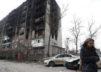Un palazzo distrutto a Mariupol, Ucraina, dai bombardamenti della Russia