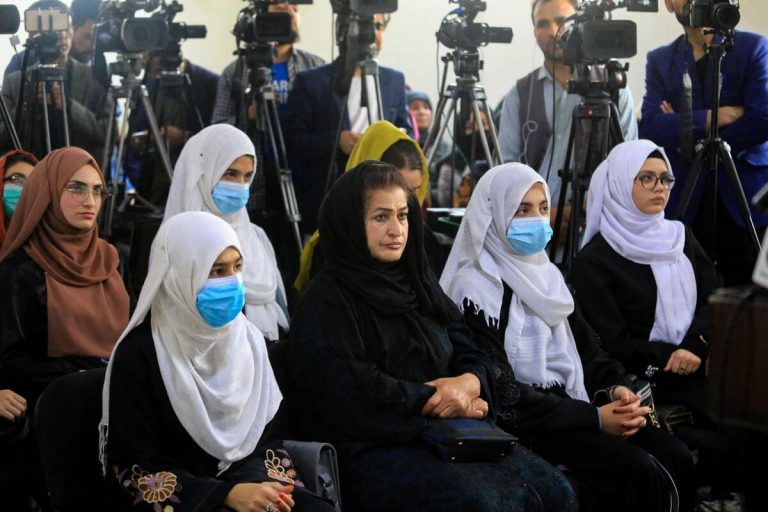 La scuola segreta per ragazze a Kabul. Così in Afghanistan si sfidano i talebani