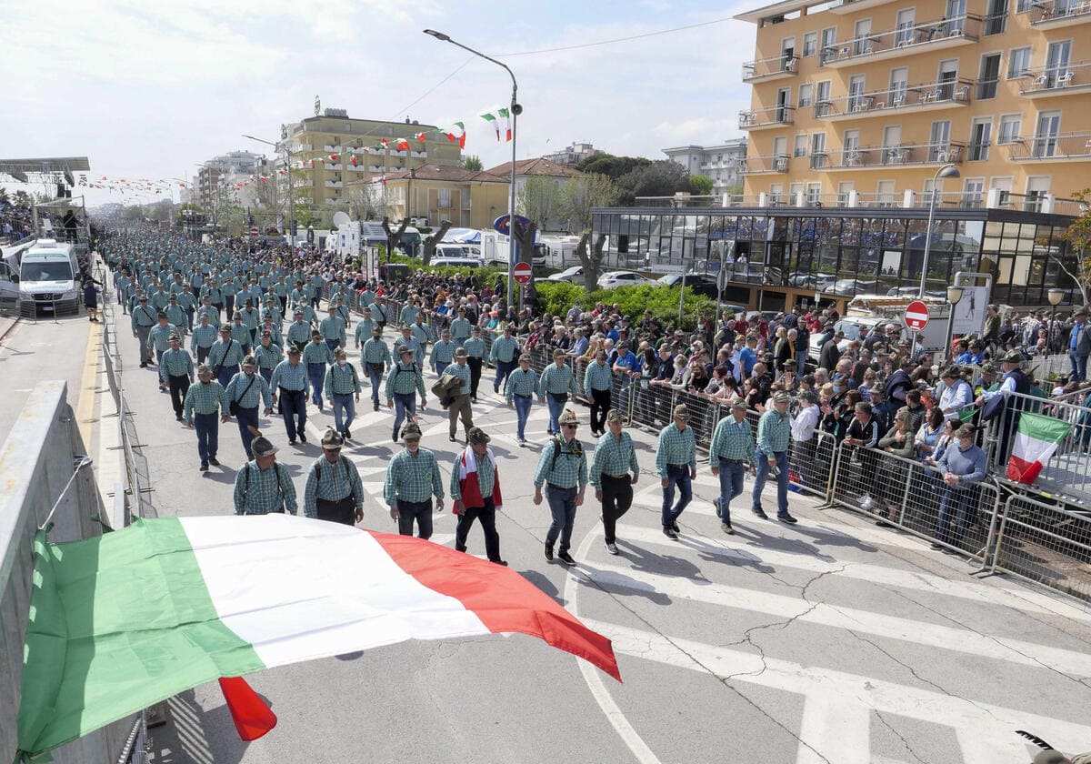 Alpini sul lungomare di Rimini in occasione della 93ma adunata nazionale, 8 maggio 2022