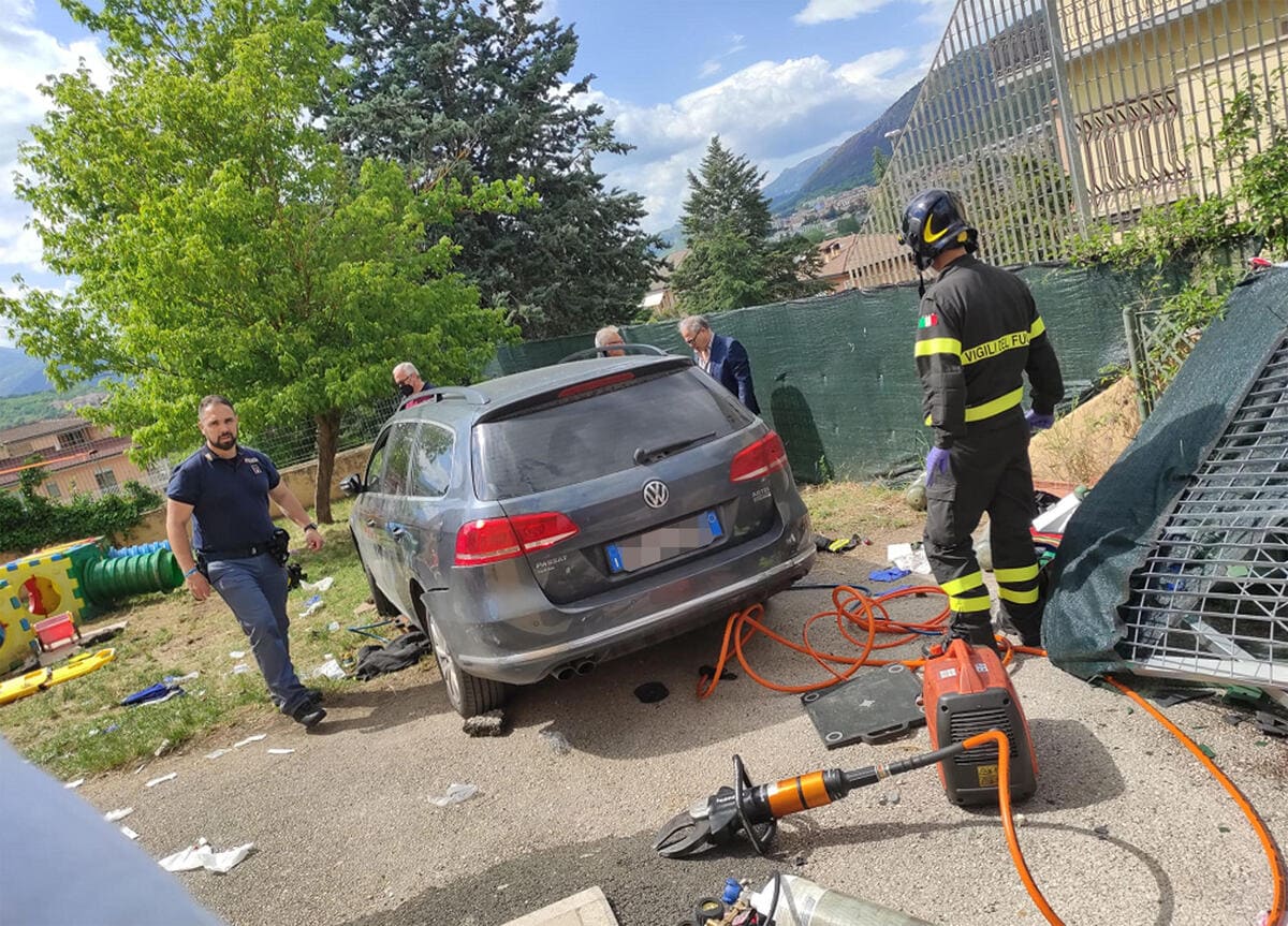 L'auto finita nel giardino di un asilo all'Aquila, che ha ferito cinque bambini, e ucciso il piccolo Tommaso D'Agostino. L'auto era parcheggiata in una strada in discesa quando, per motivi ancora da accertare, si è messa in marcia, sfondando la recinzione esterna del giardino dell'asilo e piombando sui piccoli.