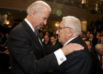 Il presidente degli Stati Uniti Joe Biden con l'ex segretario di Stato Henry Kissinger in una foto del 2009