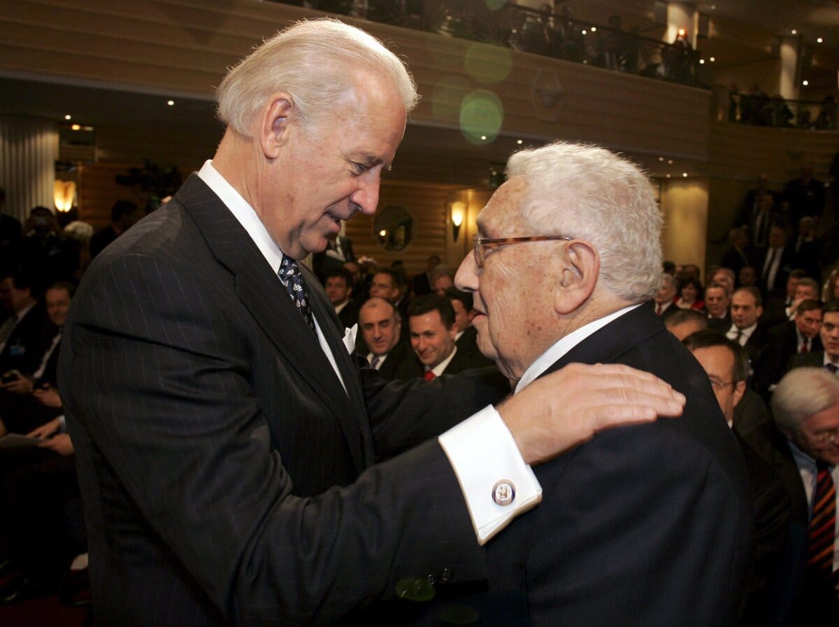 Il presidente degli Stati Uniti Joe Biden con l'ex segretario di Stato Henry Kissinger in una foto del 2009 