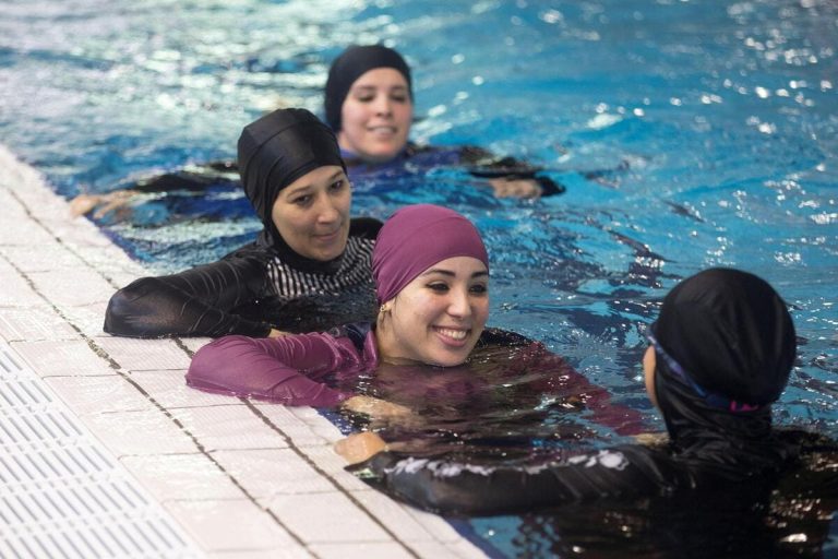 Il separatismo islamico in Francia passa anche dalle piscine