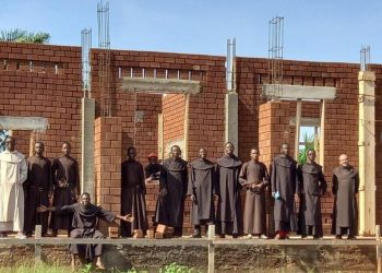 I Carmelitani scalzi del Centrafrica nel cantiere del nuovo convento di Bangui