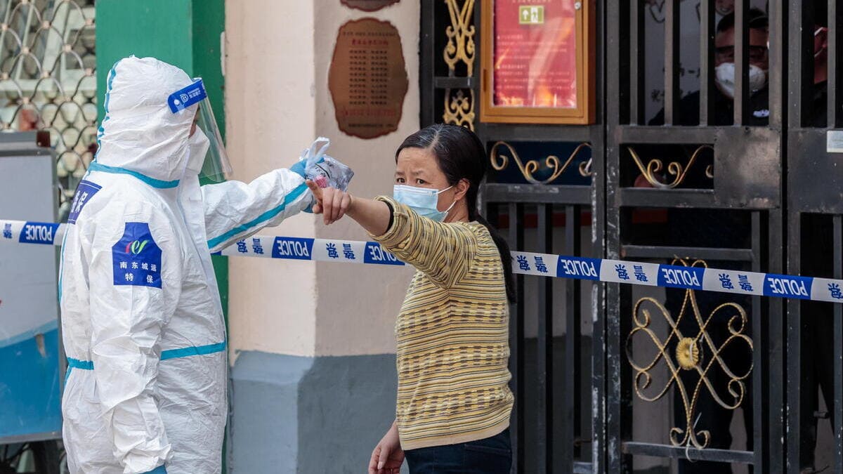 Una donna protesta contro il lockdown a Shanghai, in Cina