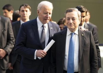Mario Draghi e Joe Biden insieme durante il G7