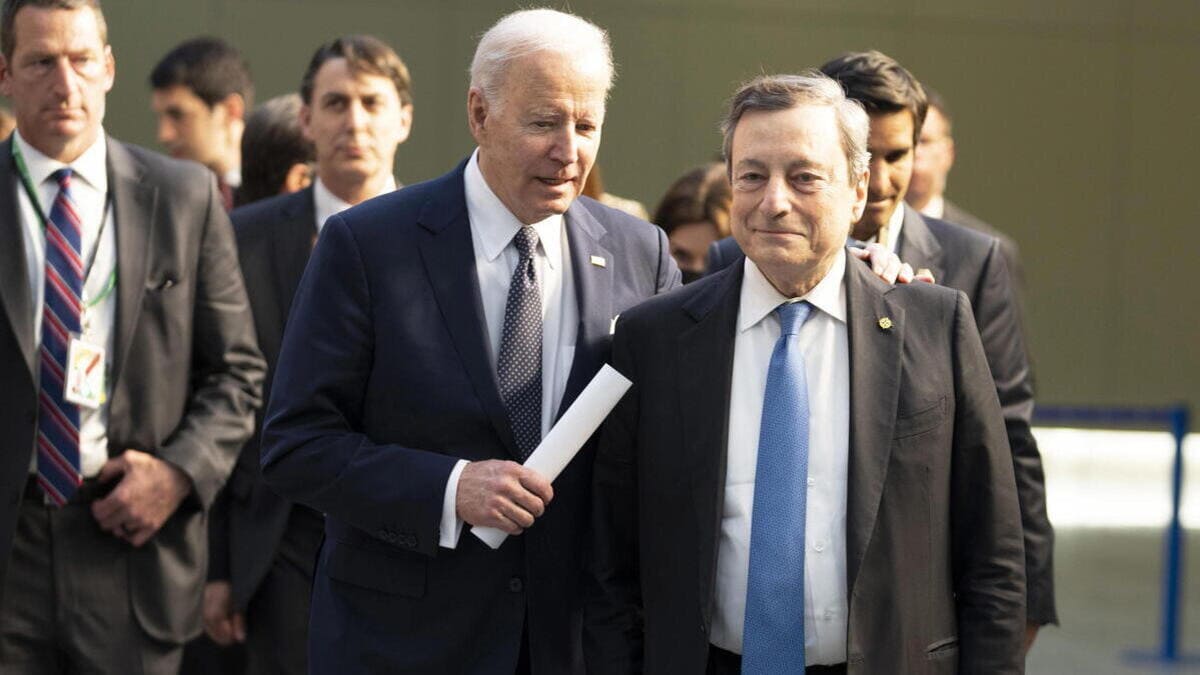 Mario Draghi e Joe Biden insieme durante il G7