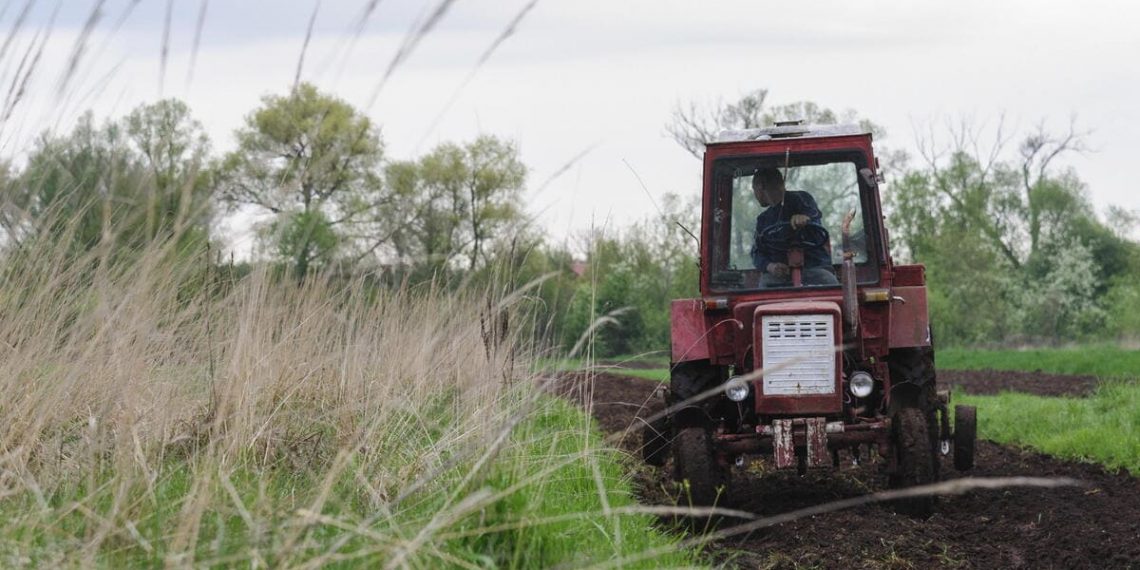 Un contadino in un campo presso Lviv, Ucraina, 9 maggio 2022
