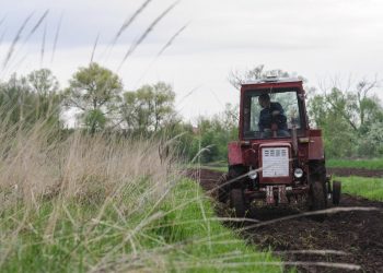 Un contadino in un campo presso Lviv, Ucraina, 9 maggio 2022