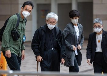 Il cardinale Joseph Zen all'arrivo in tribunale ieri a Hong Kong dopo l'arresto e il rilascio su cauzione dell'11 maggio