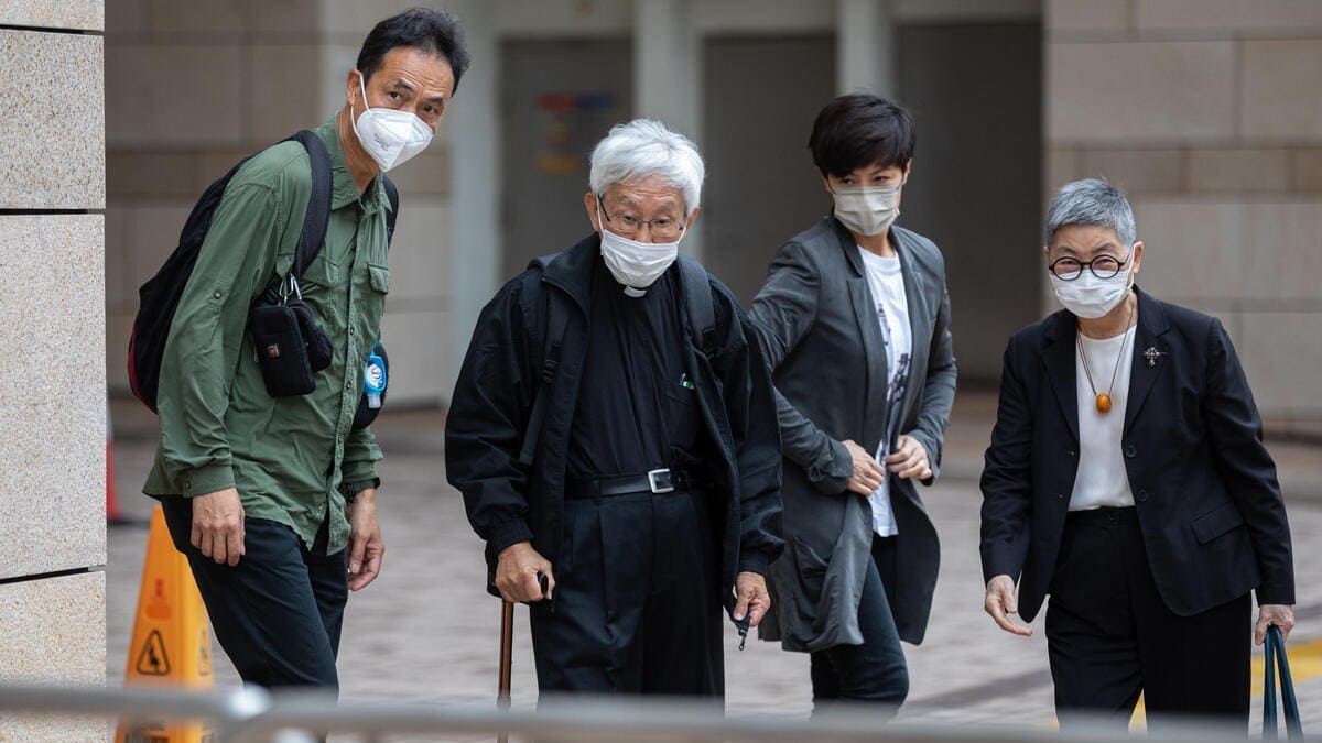 Il cardinale Joseph Zen all'arrivo in tribunale ieri a Hong Kong dopo l'arresto e il rilascio su cauzione dell'11 maggio