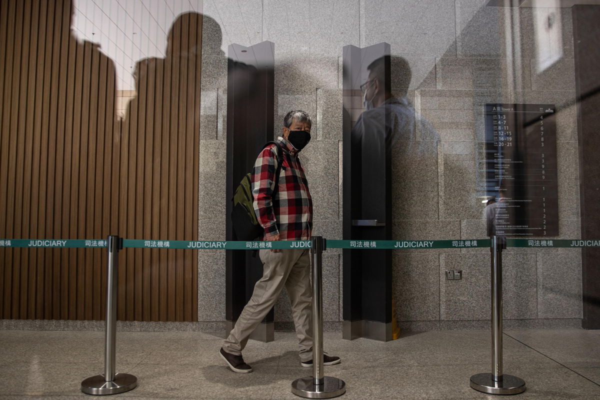 Lee Cheuk-yan all’ingresso del tribunale a Hong Kong