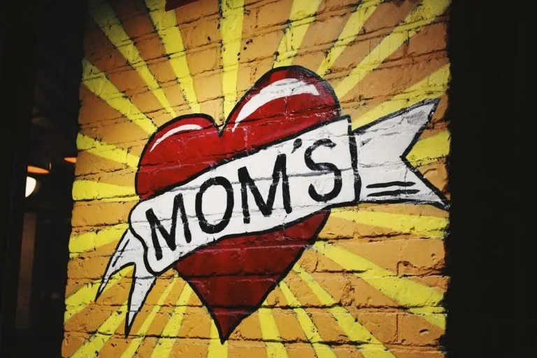 Scuole francesi contro la festa della mamma: è offensiva e insopportabile