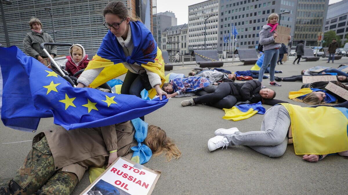 Manifestazione davanti al Parlamento dell'Unione Europea contro la Germania e favore dell'embargo sul petrolio russo